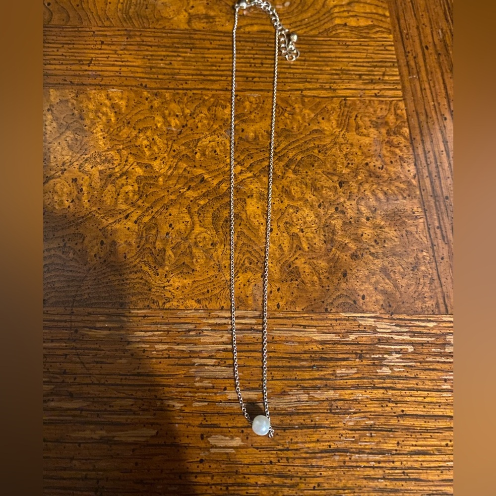 Elegant Gold Tone Necklace with Pearl Pendant